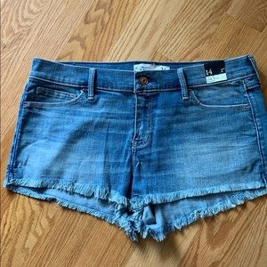 Abercrombie and Fitch low rise denim shorts💙